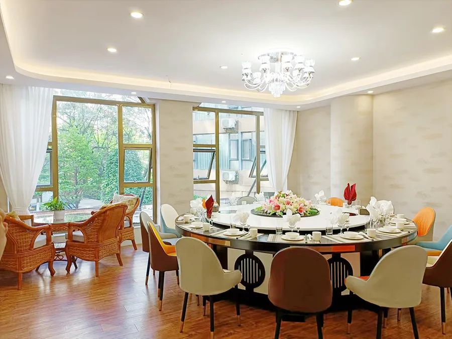 品味空間餐廳：賞翠湖美景，品今日好味